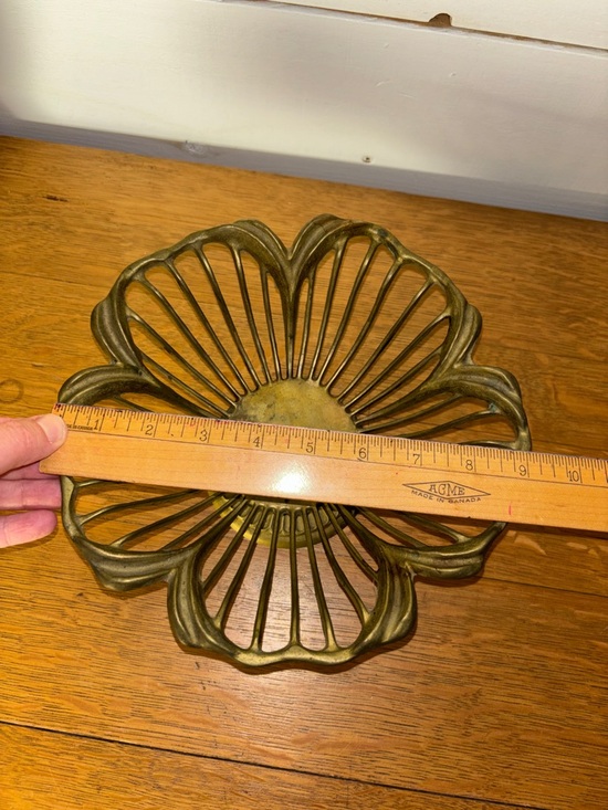 VINTAGE BRASS FRUIT BOWL Gold Tone Pedestal Ornate Metal Dish - Picture 8 of 9